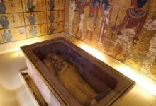 ثروتمندان چگونه با مرمر و طلا سنگ قبر مردگانشان را به رخ می کشند