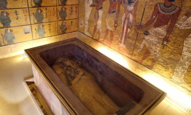 ثروتمندان چگونه با مرمر و طلا سنگ قبر مردگانشان را به رخ می کشند